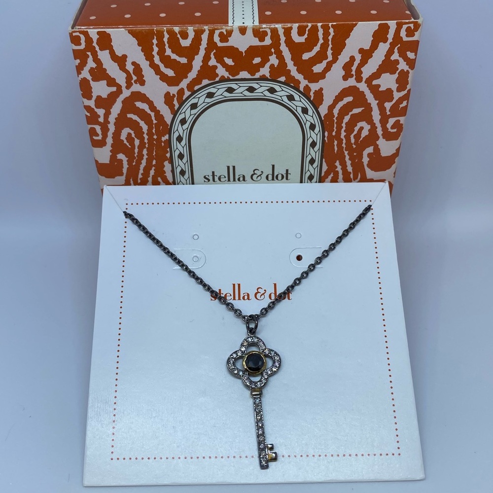 Stella & Dot Clover Key Neclace